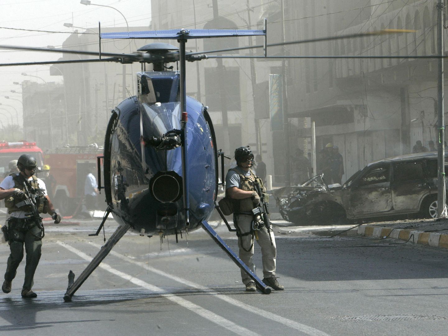 Miembros de Blackwater custodian un helicóptero junto al escenario de un atentado en Bagdad, en octubre de 2007 (Reuters)