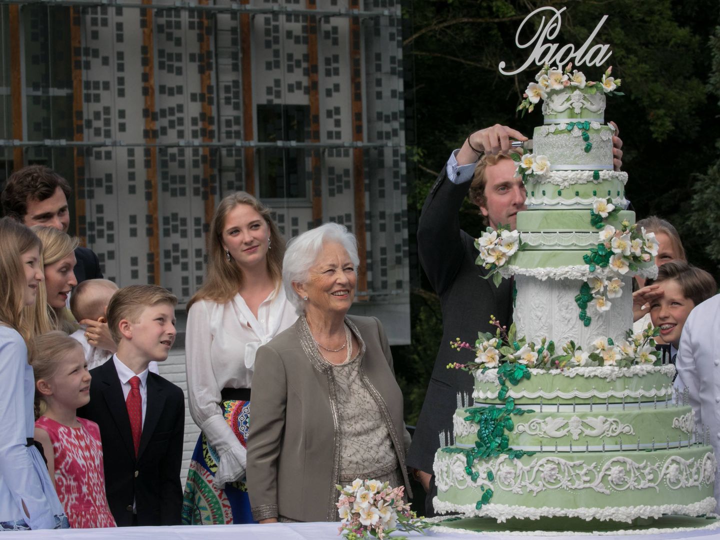 La reina Paola con sus nietos, en su 80 cumpleaños. (Getty)