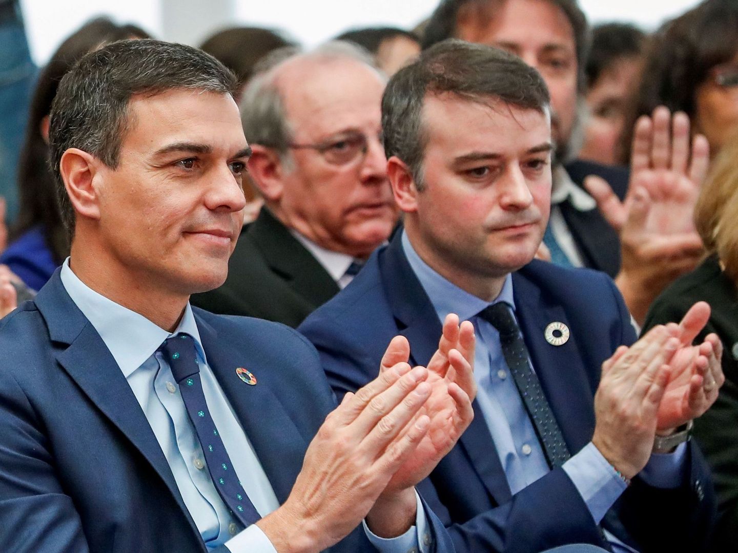 El presidente del Gobierno en funciones, Pedro Sánchez, y el jefe de gabinete del jefe del ejecutivo, Iván Redondo (d). (EFE)