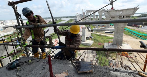 Foto: Trabajadores del sector de la construcción (Efe)