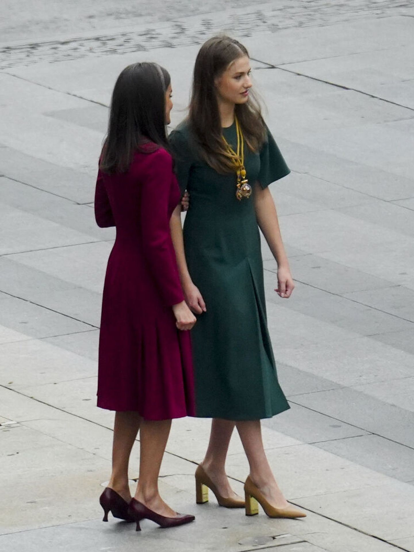 La reina Letizia, junto a la princesa Leonor, en las Cortes el pasado mes de noviembre con unos zapatos de tacón bajo. (Europa Press)