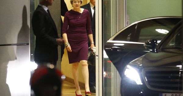 Foto: La premier Theresa May abandona la sede de la Comisión, en Bruselas. (Reuters)