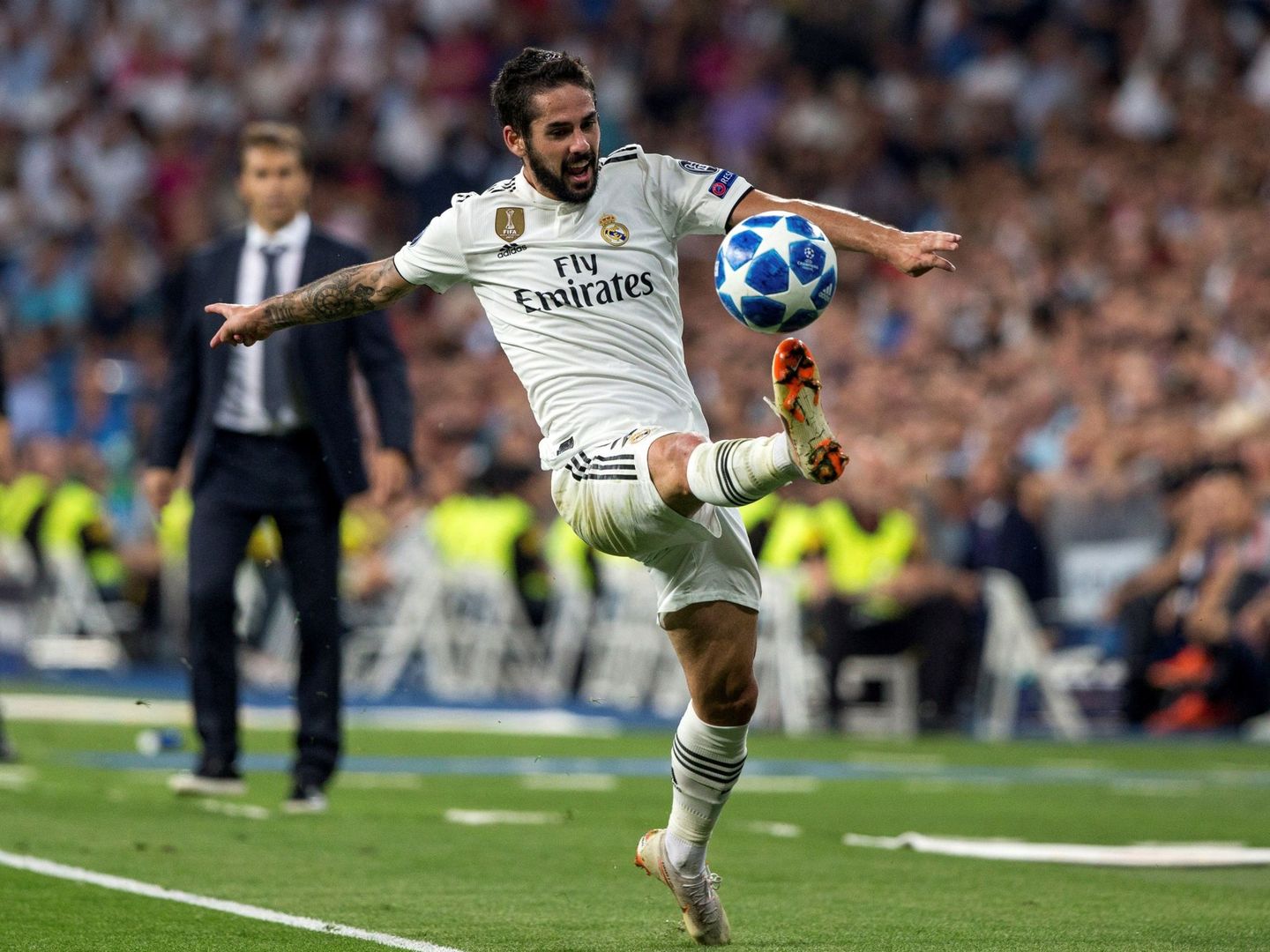 Isco, con Lopetegui al fondo, controla un balón en el Bernabéu. (Reuters)