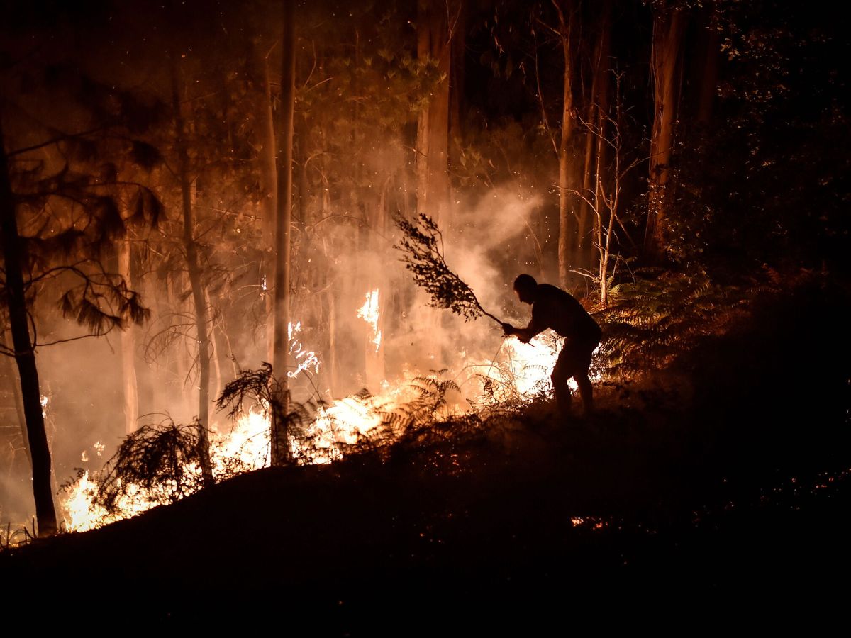 Foto: Un vecino de la localidad de Leiria lucha contra el fuego. (EFE/Andre Ferreira)