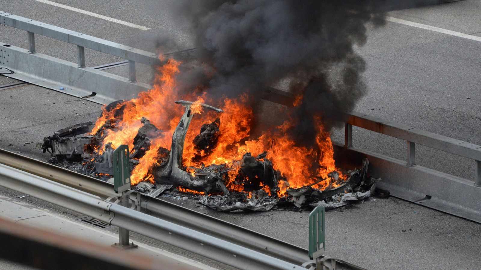 Un Tesla arde en la autopista Swiss A2 en Monte Ceneri, Suiza, el 10 de mayo de 2018. (Reuters)