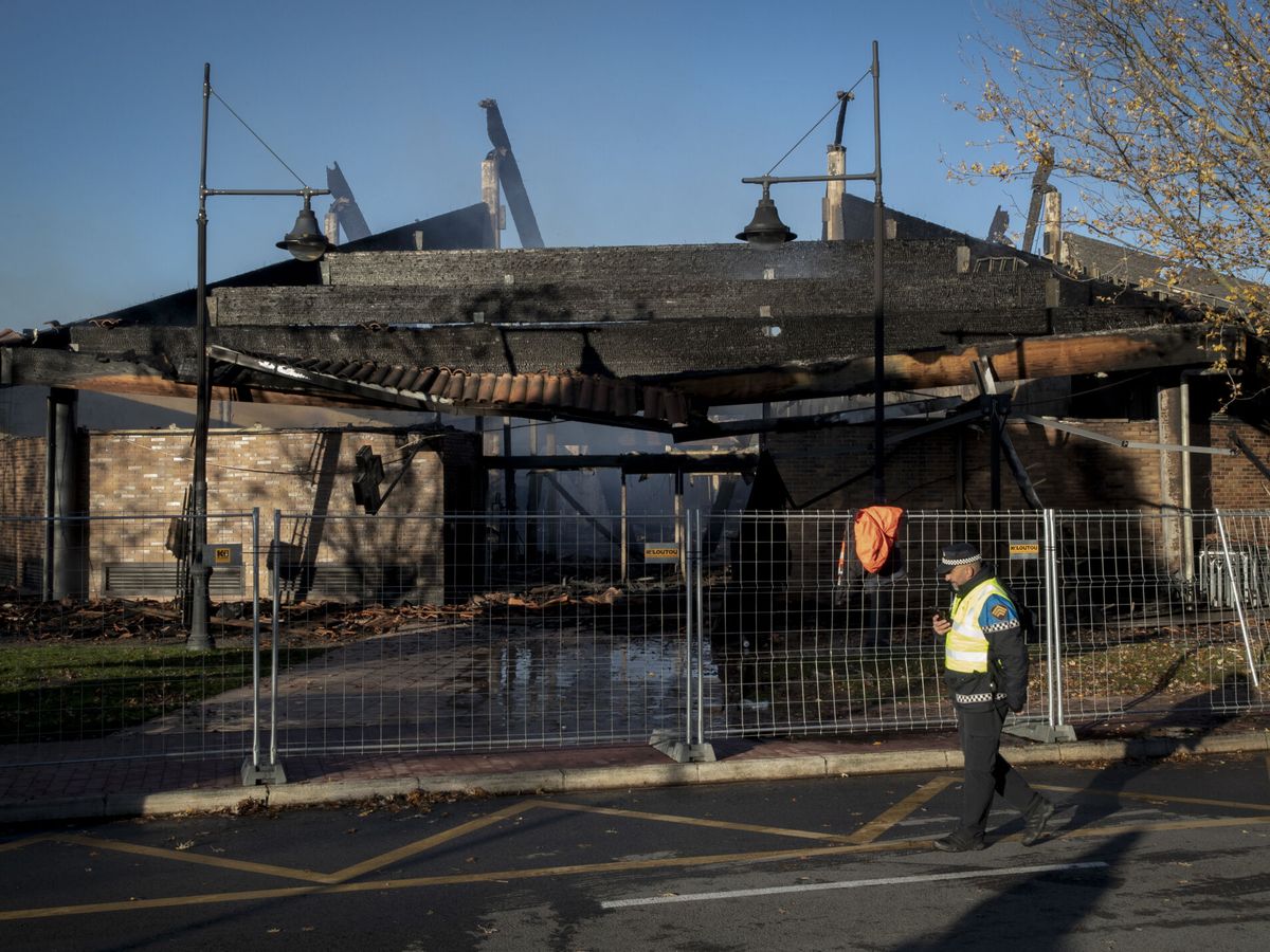 Foto: El centro comercial en Gorraiz destruido por el incendio. (EFE/Villar López) 
