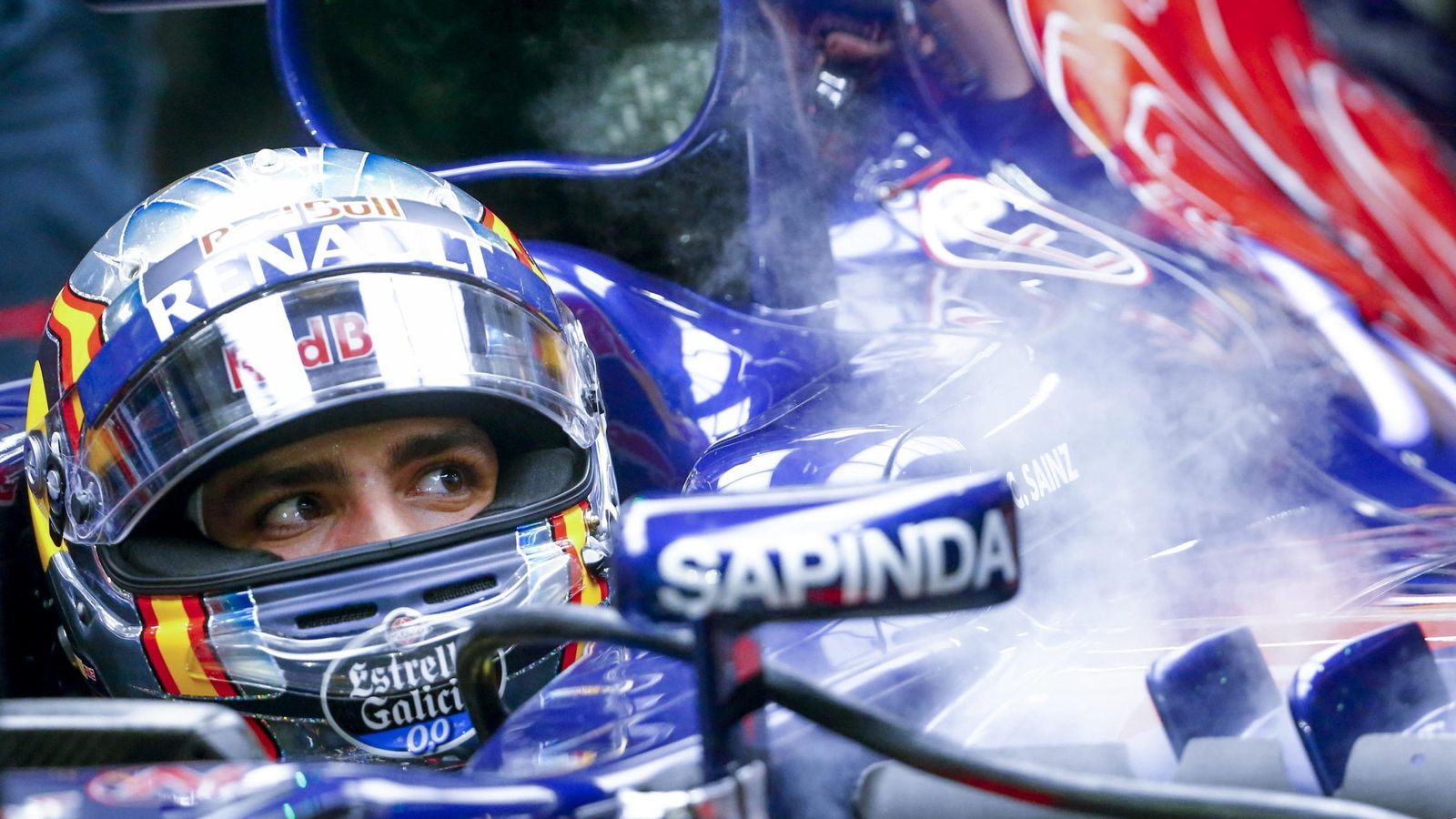 Foto: Carlos Sainz concentrado en su coche antes de salir a pista (Efe)