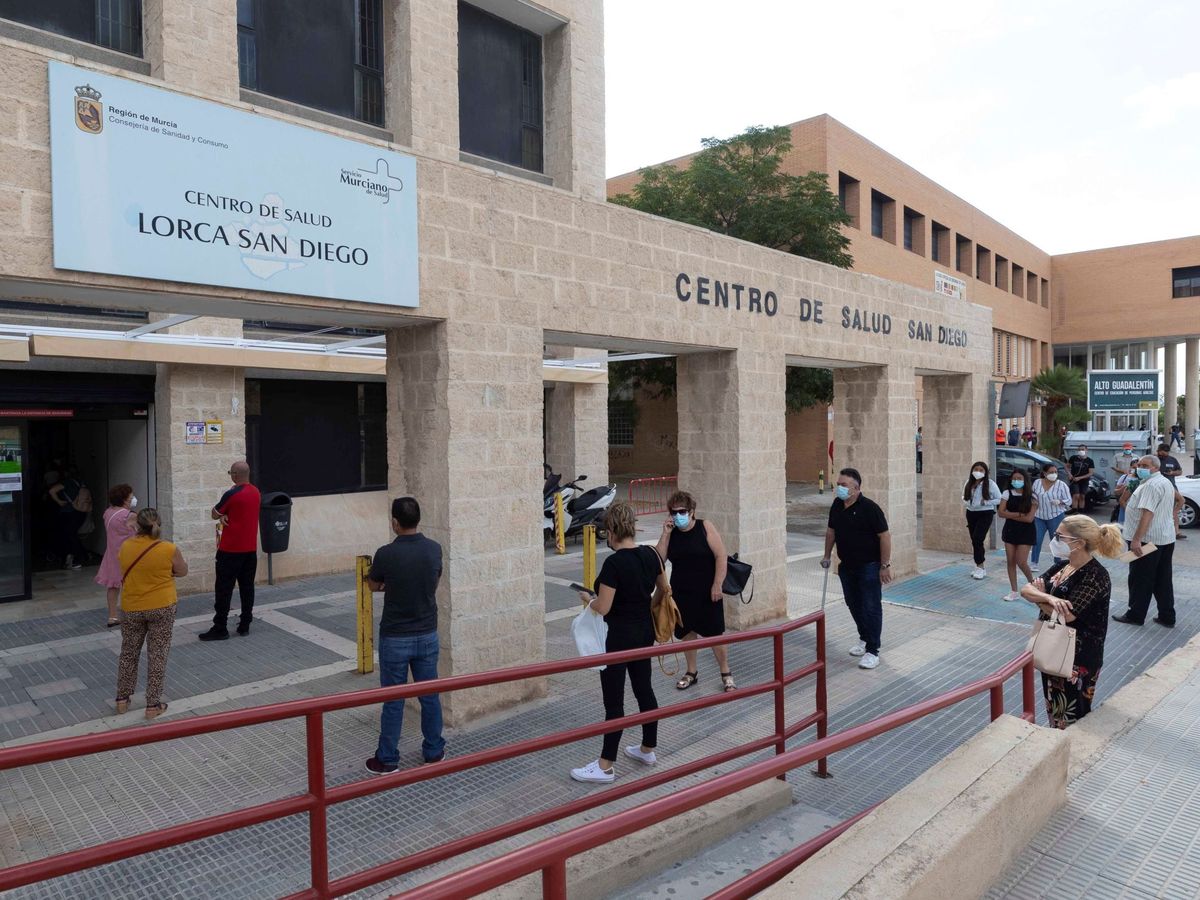 Foto: Varias personas esperan para hacerse una prueba PCR en el Centro de Salud del barrio de San Diego de Lorca, Murcia. (EFE)
