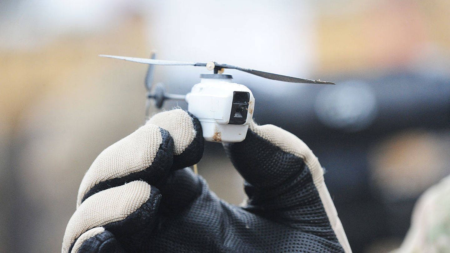 El Black Hornet Nano es un dron minúsculo utilizado por las fuerzas armadas de Noruega, Alemania y Reino Unido. (Wikipedia)