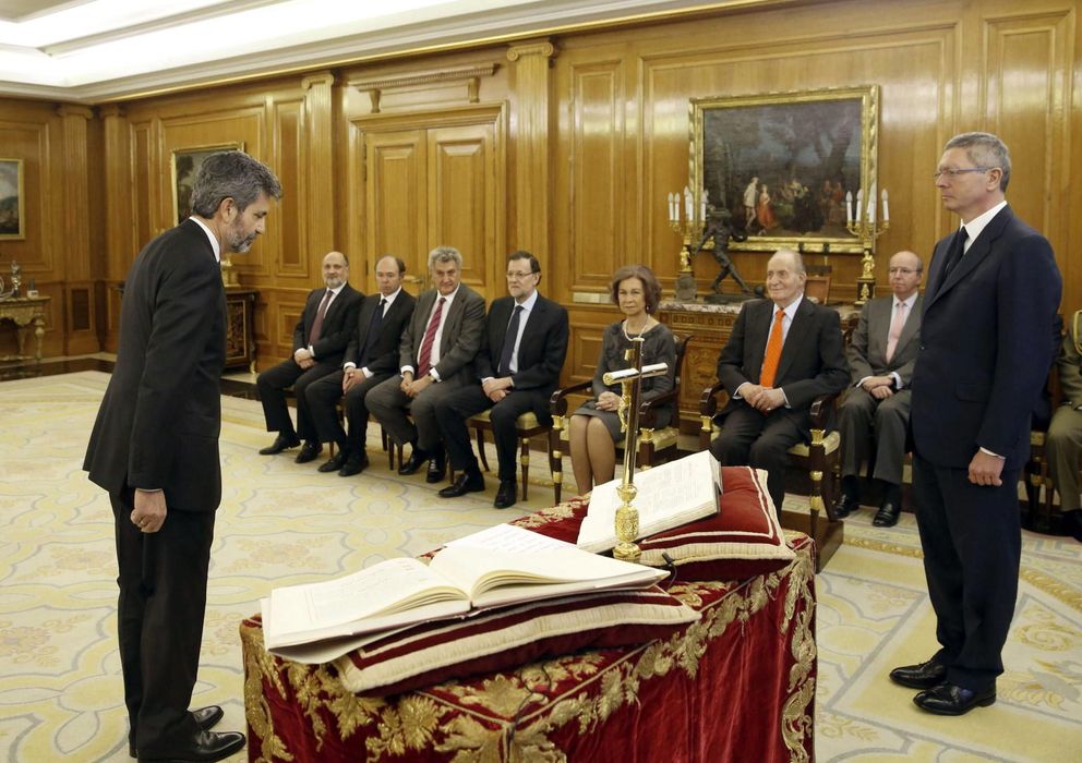 Foto: El presidente del CGPJ, Carlos Lesmes, ante Ruiz-Gallardón, al jurar su cargo. (EFE)