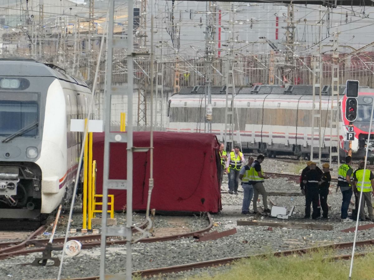 Foto: La policía, bomberos y la UME despliegan el dispositivos para sacar el cadáver de Álvaro Prieto entre dos trenes cerca de la estación de Santa Justa. (Europa Press/Eduardo Briones)