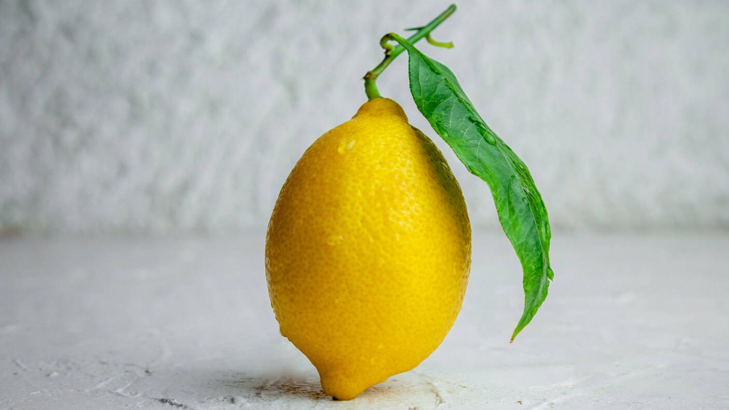 El limón tiene diferentes propiedades que lo hacen un desengrasante y blanqueante muy útil. (Freepik)