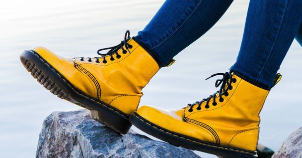 Foto: Las botas serán la clave de tus atuendos en otoño. (Noah Buscher para Unsplash)