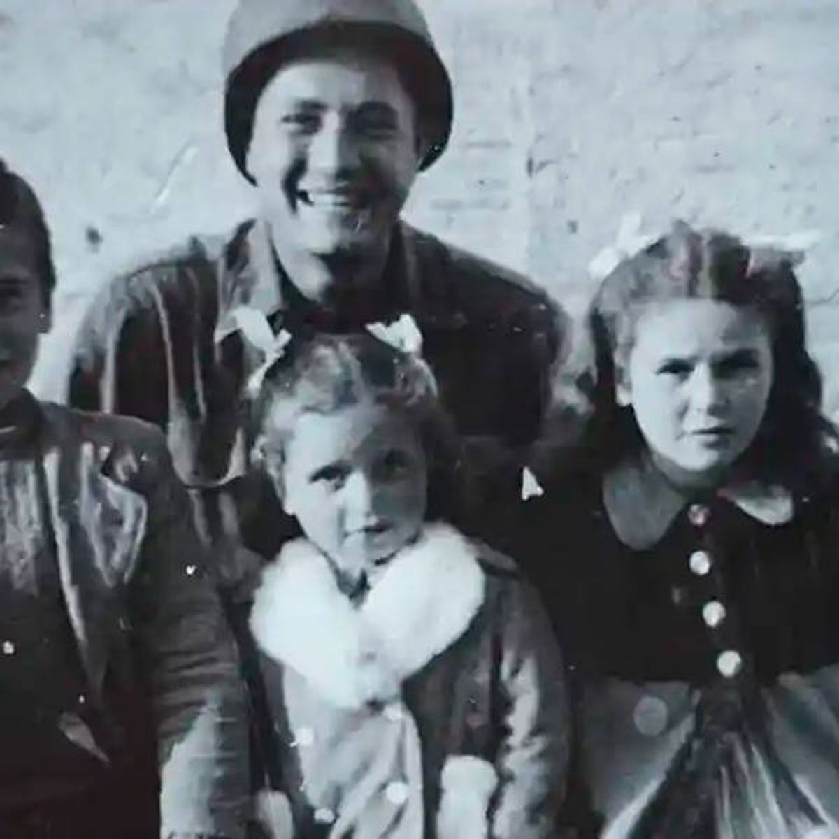Un soldado de la II Guerra Mundial se reúne con 3 niños a los que estuvo a  punto de matar