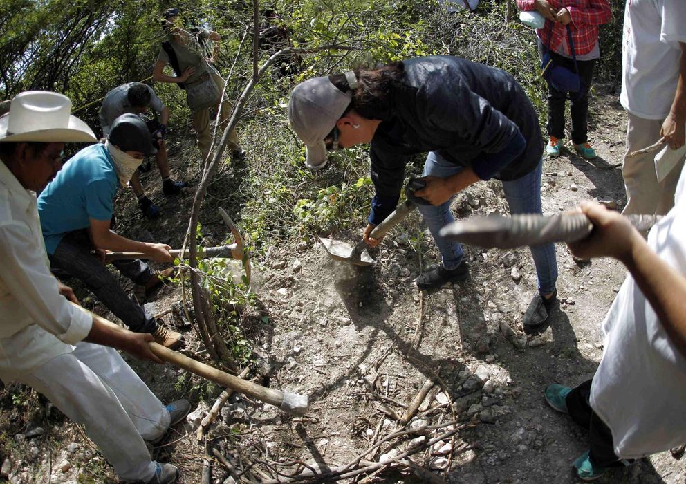 Foto: Familiares de personas desaparecidas excavan en una zona cercana a las fosas comunes descubiertas en La Joya, cerca de Iguala, en el estado de Guerrero. (Reuters)