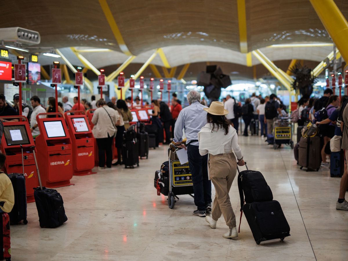 Foto: Varias personas en el Aeropuerto Adolfo Suárez Madrid-Barajas en imagen de archivo. (Europa Press/Alejandro Martínez Vélez)
