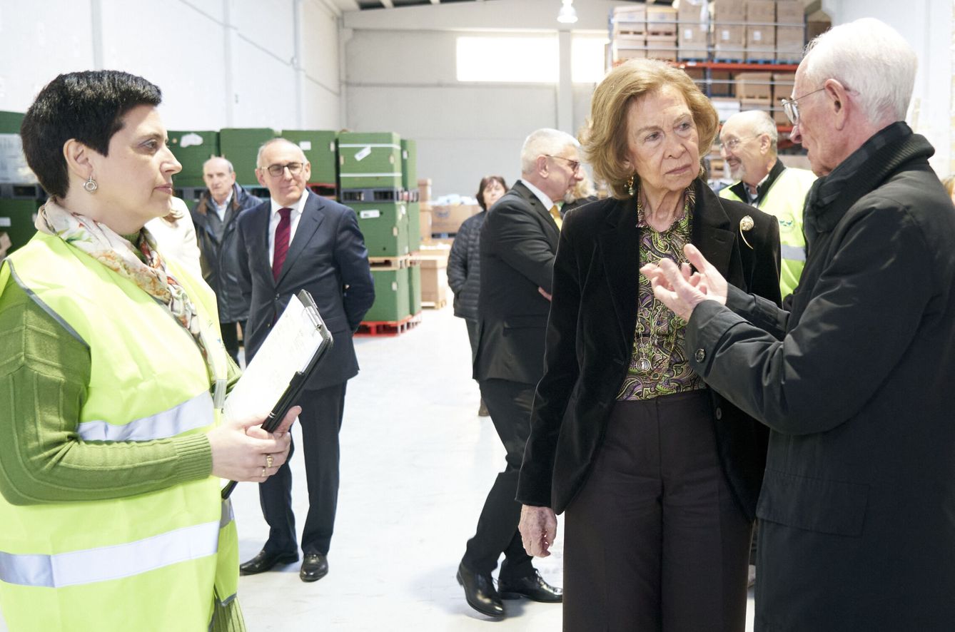 La reina Sofía visita el Banco de Alimentos de Vitoria. (EFE)