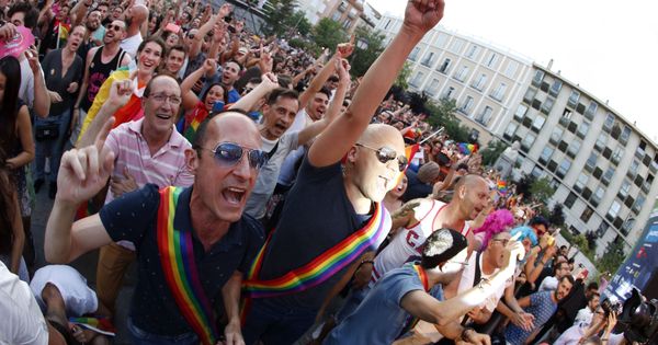 Foto: El pasado 29 de junio, cientos de personas acudieron a la plaza Pedro Zerolo de Madrid para escuchar un manifiesto con motivo del comienzo del Orgullo Gay. (EFE)