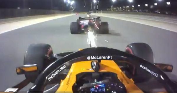 Foto: Carlos Sainz persiguiendo a Verstappen en Bahrein.