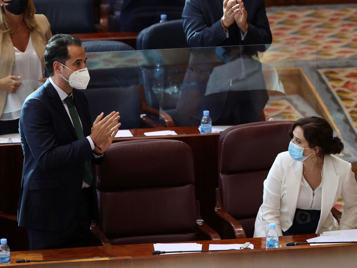 Foto: Aguado aplaude a Ayuso al término del debate del estado de la región. (EFE)