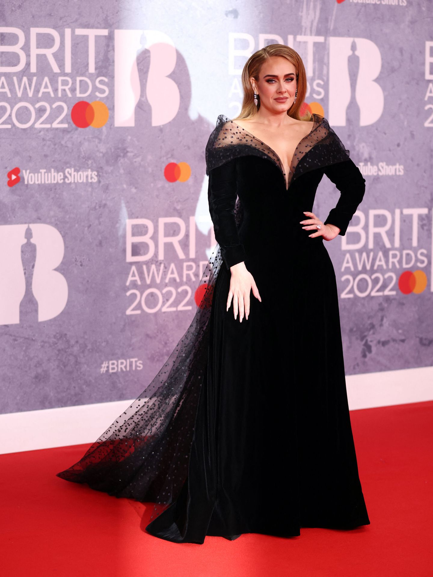 Adele posa en la alfombra roja.(REUTERS/ Tom Nicholson)