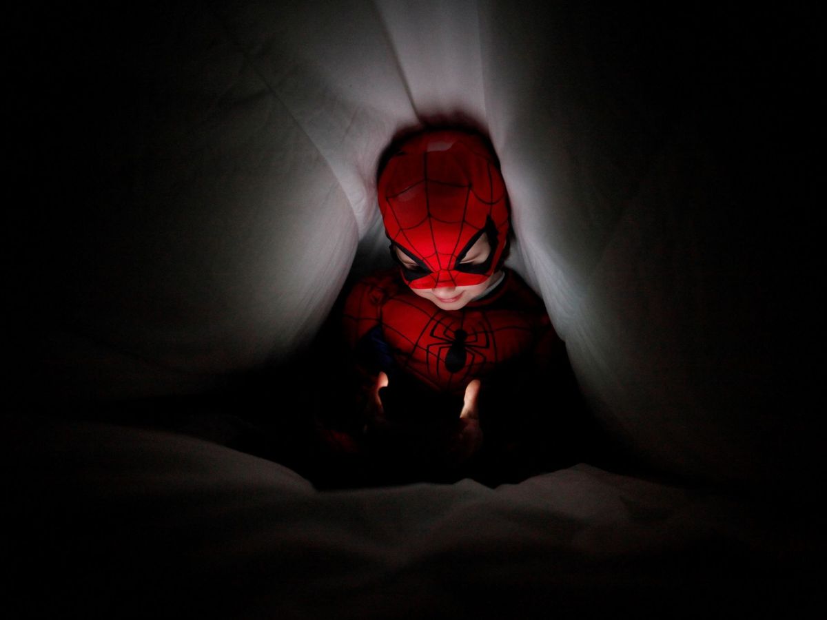 Foto: Niño disfrazado de Spiderman, en una videollamada. (EFE)
