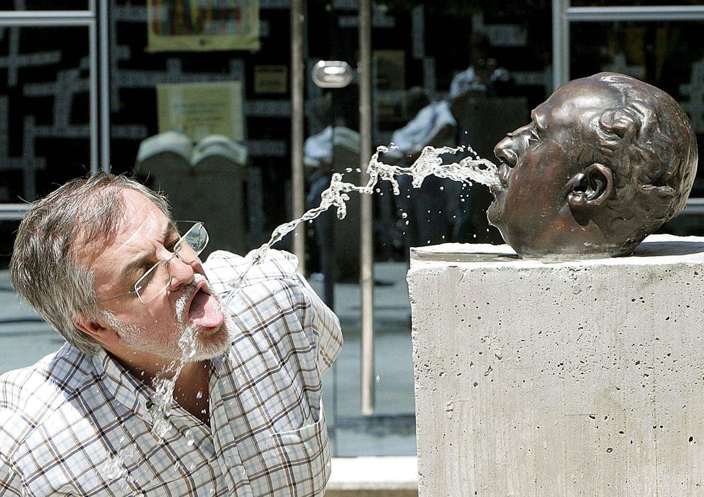 Foto: Un hombre bebe de la fuente con cabeza de Franco, obra de Fernando Sánchez Castillo, expuesta en Caldas de Reis (Pontevedra), en 2008. (EFE)