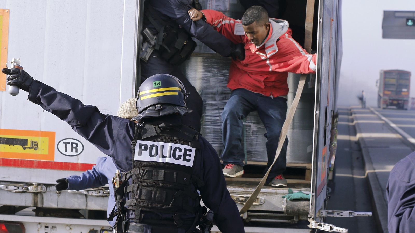 Foto: Inmigrantes expulsados del interior de un camión en Calais (Reuters)