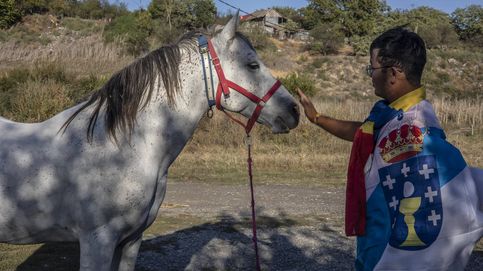 Encontramos en una granja en Rumanía al peregrino chino que salió de Galicia con un caballo
