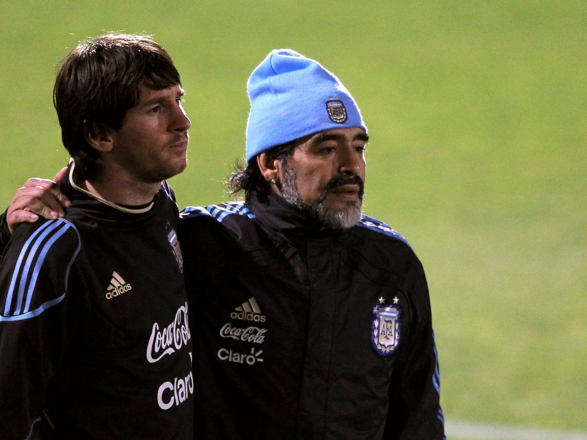 Foto: Messi y Maradona juntos, cuando Diego era seleccionador de Argentina. (Reuters/Enrique Marcarian)