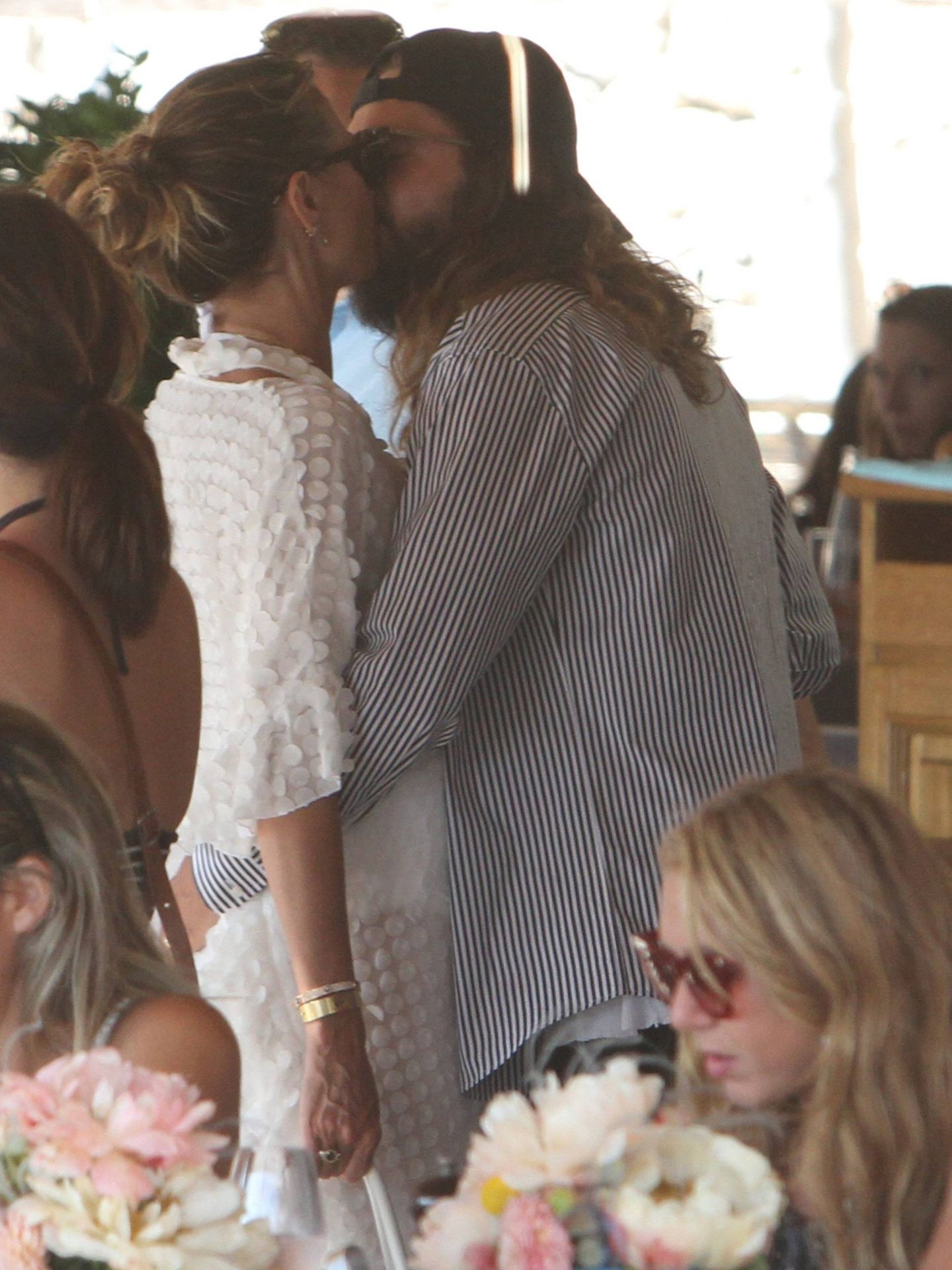 Heidi y Tom se besan en las celebraciones tras la boda en Capri. (Cordon Press)
