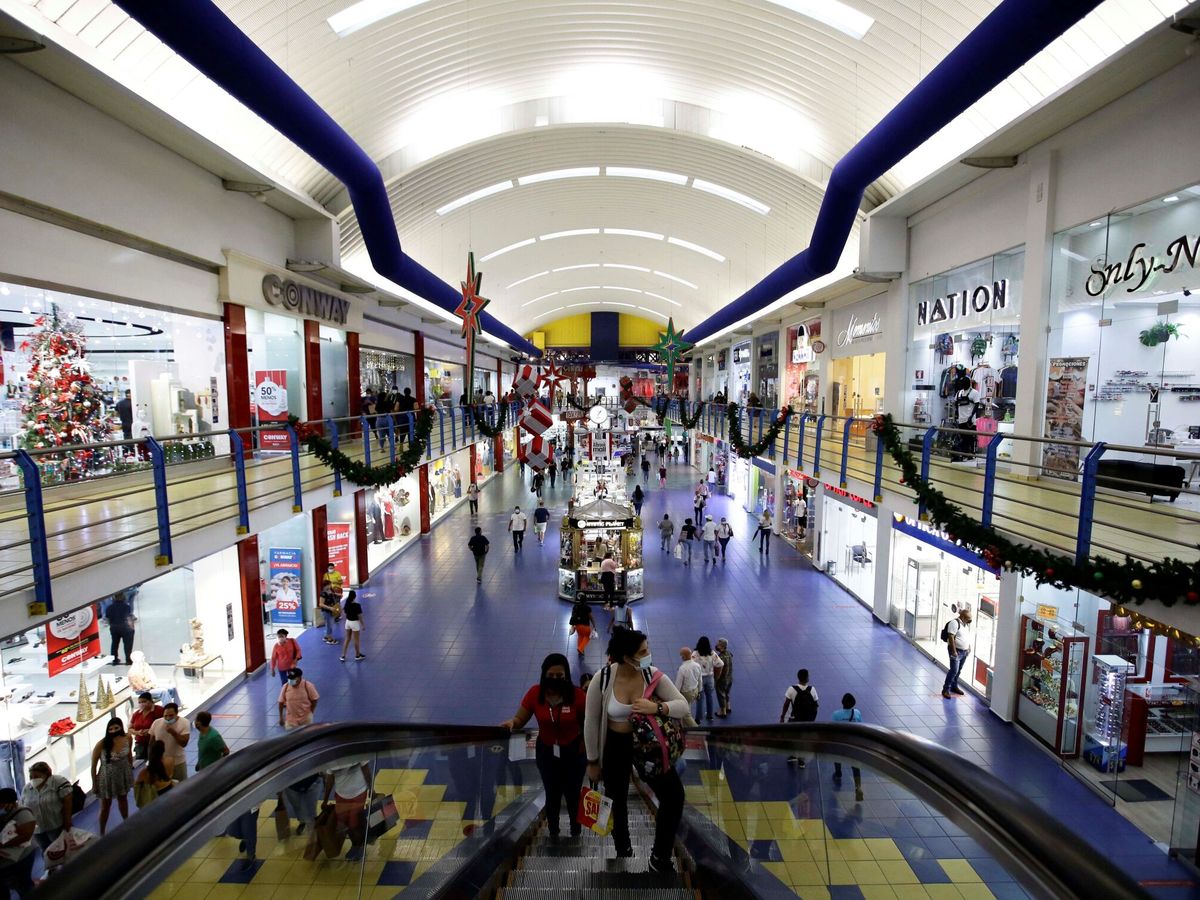 Foto: Consumidores dentro de un centro comercial. (EFE/Bienvenido Velasco)