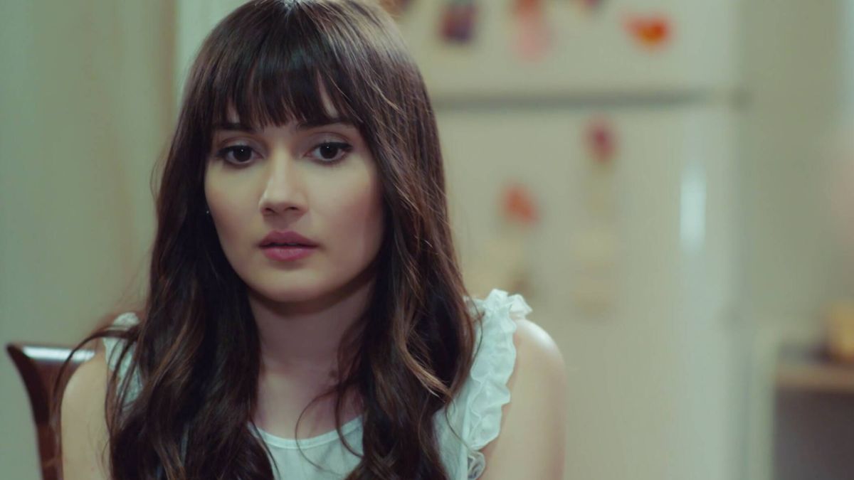 Zeynep se entera por un descuido que su hermana está comprometida en 'Pecado original'