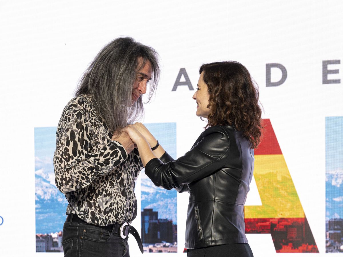 Foto: La presidenta de la Comunidad de Madrid, Isabel Díaz Ayuso, y el cantante Mario Vaquerizo participan en la celebración del Día de Madrid en Fitur 2023. (Fernando Villar/EFE)