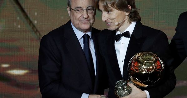 Foto: Florentino Pérez, Luka Modric y el Balón de Oro. (EFE) 