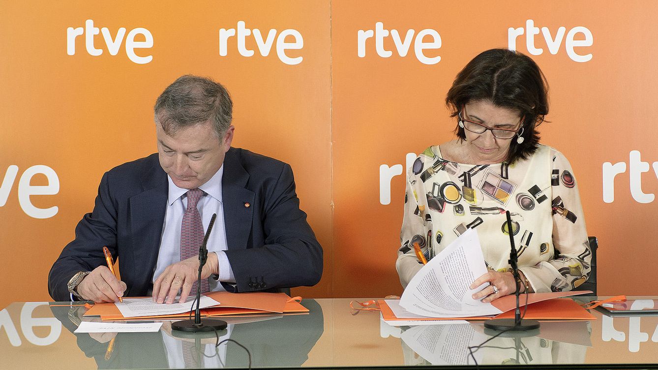 Foto: La presidenta de Loterías, Inmaculada García Martínez, y José Antonio Sánchez firmaron un patrocinio en marzo (RTVE).