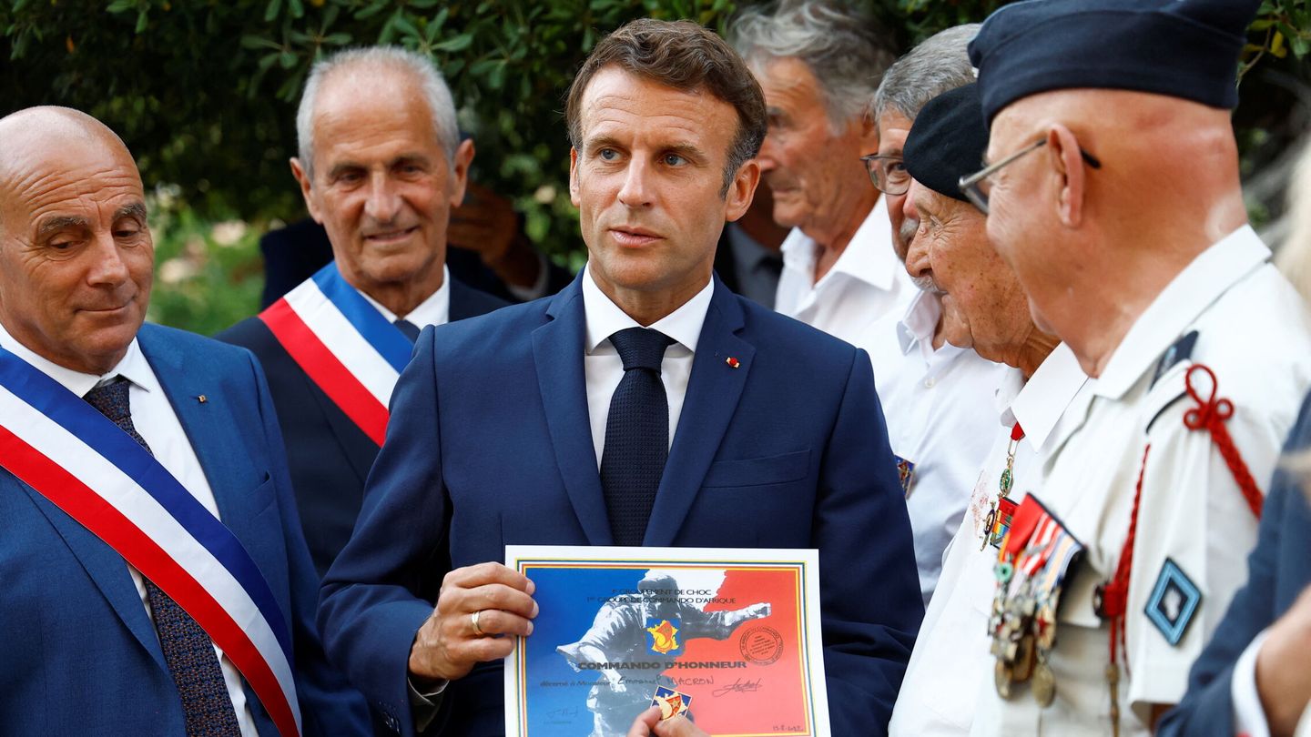El presidente francés, Emmanuel Macron, se reúne con veteranos durante una ceremonia que marca el 78 aniversario del desembarco aliado en Provenza durante la Segunda Guerra Mundial. (EFE/EPA/Eric Gaillard)