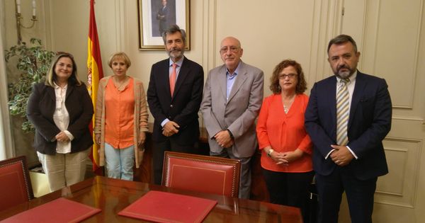 Foto: Carlos Lesmes, junto a los representantes de las asociaciones de niños robados. (EC)