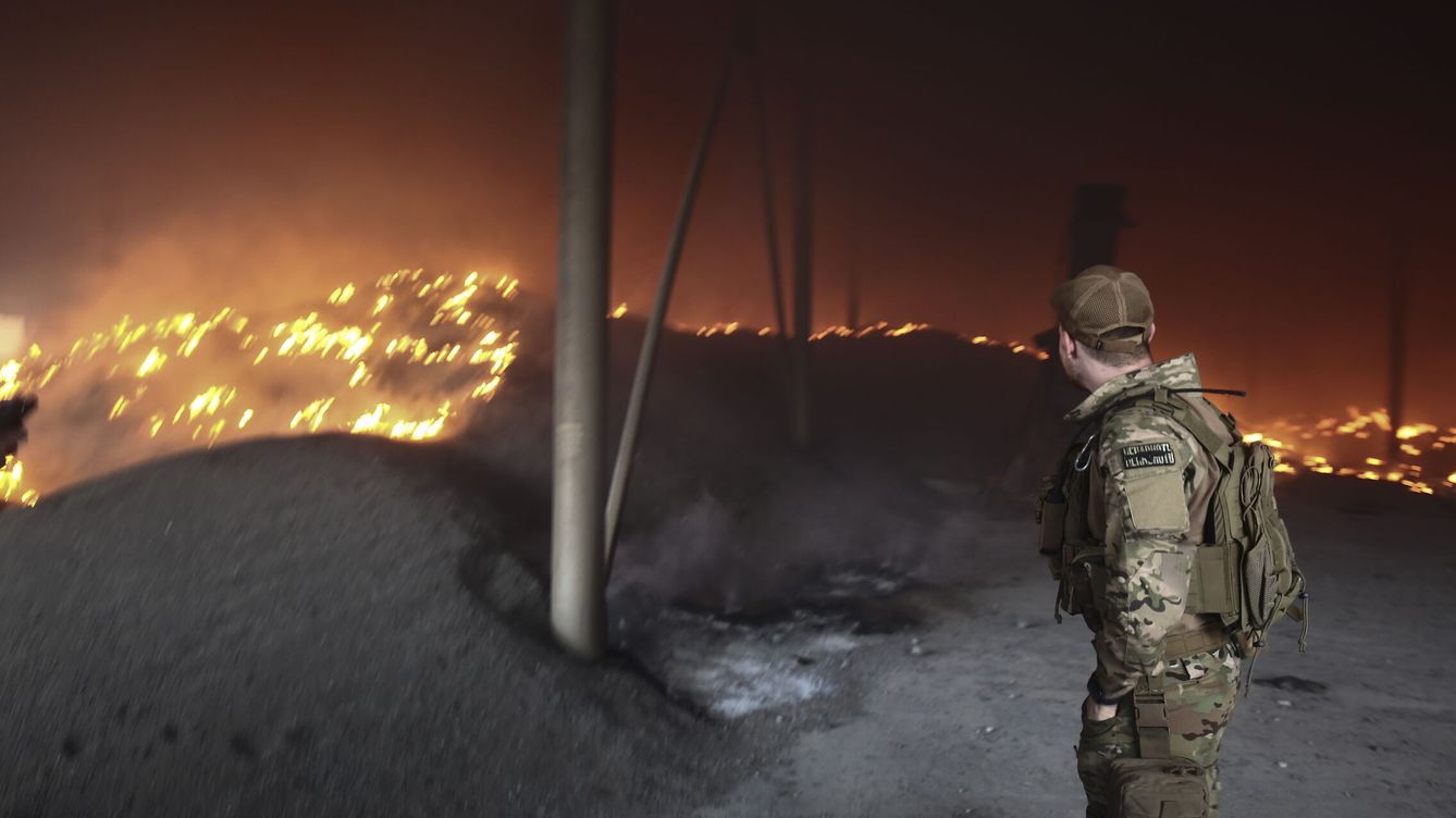 Foto: Un militar ucraniano observa un almacén de semillas de girasol en llamas tras un bombardeo en una granja cerca de la ciudad de Bakhmut, en la región de Donetsk. (EFE/EPA/STR)