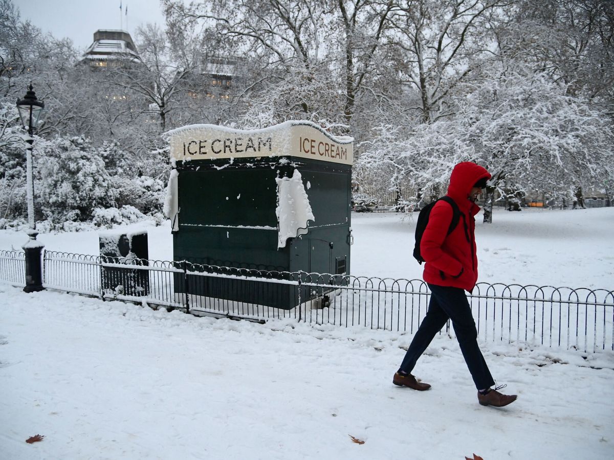 Foto: Una persona camina por la nieve en Londres. (Reuters/Toby Melville)