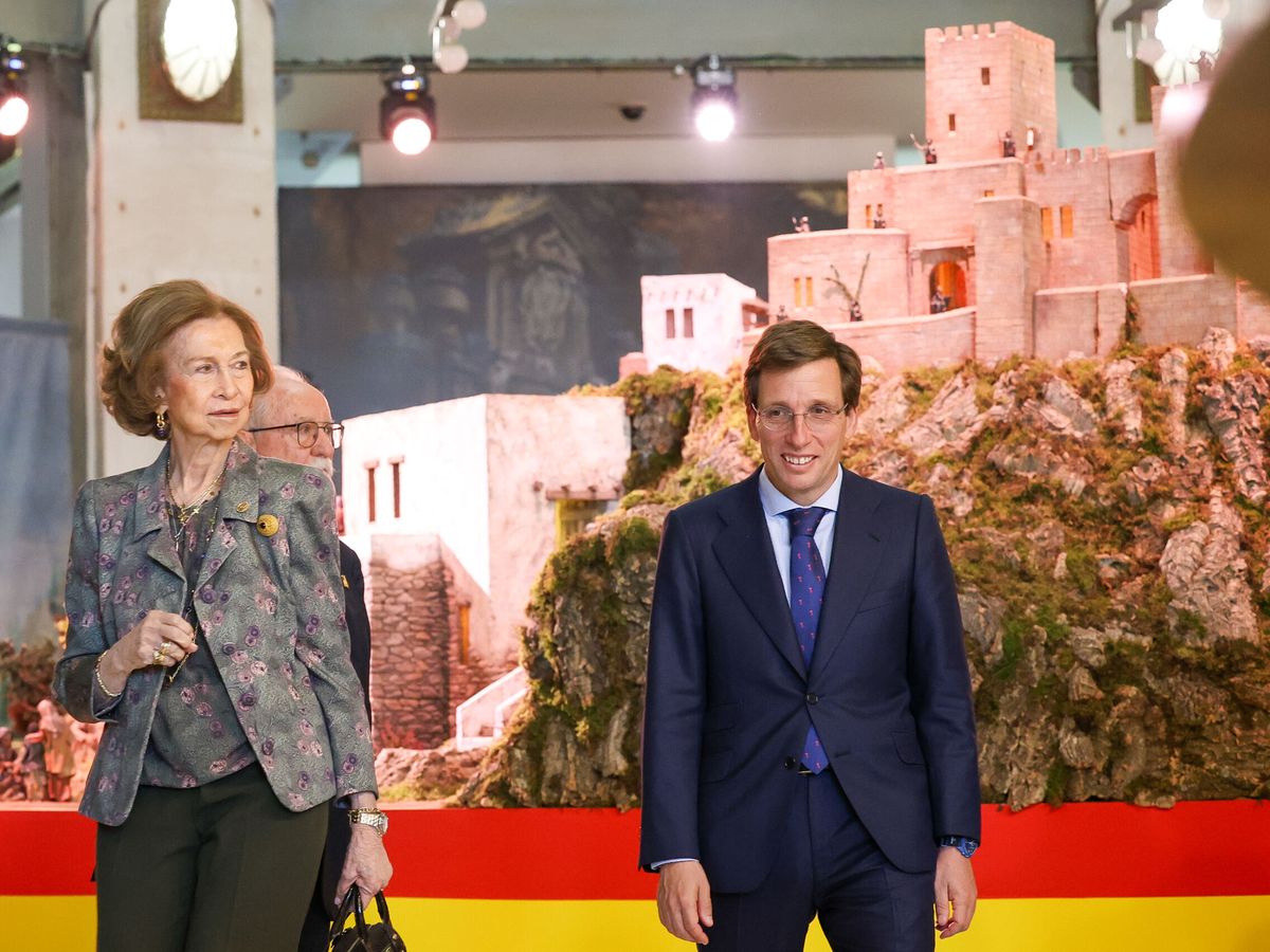 Foto: La reina Sofía, junto al alcalde de Madrid, José Luis Martínez-Almeida. (Europa Press/Marta F. Jara) 