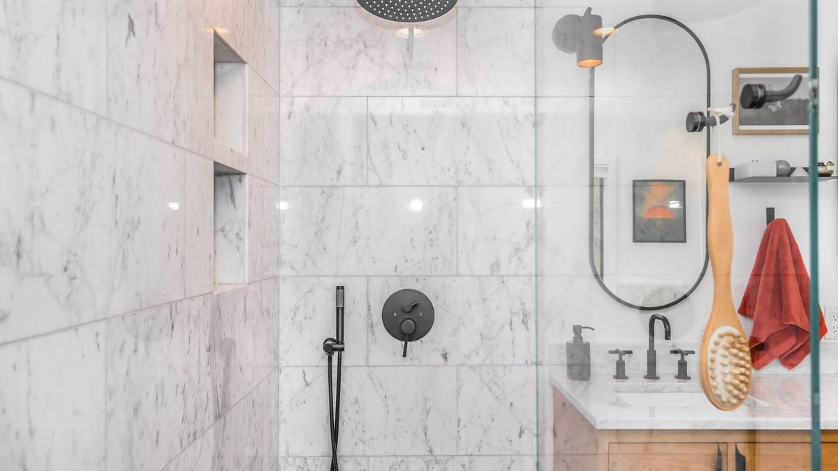 El piso de más de 1.900 euros de alquiler que tiene la ducha en el salón y es viral en Tik Tok