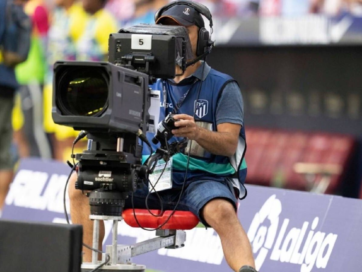 Foto: Un cámara durante una retransmisión de LaLiga. (Archivo)
