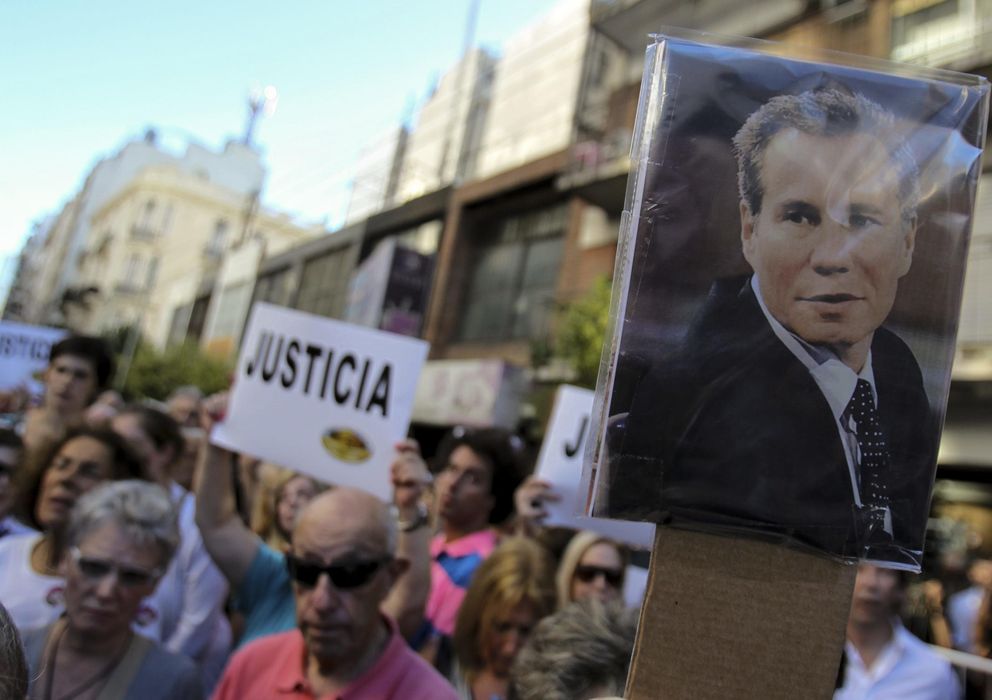 Foto: Manifestación para exigir justicia tras la muerte del fiscal argentino Alberto Nisman en el exterior de la sede de la Asociación Mutual Israelita Argentina (AMIA) en Buenos Aires (Efe). 