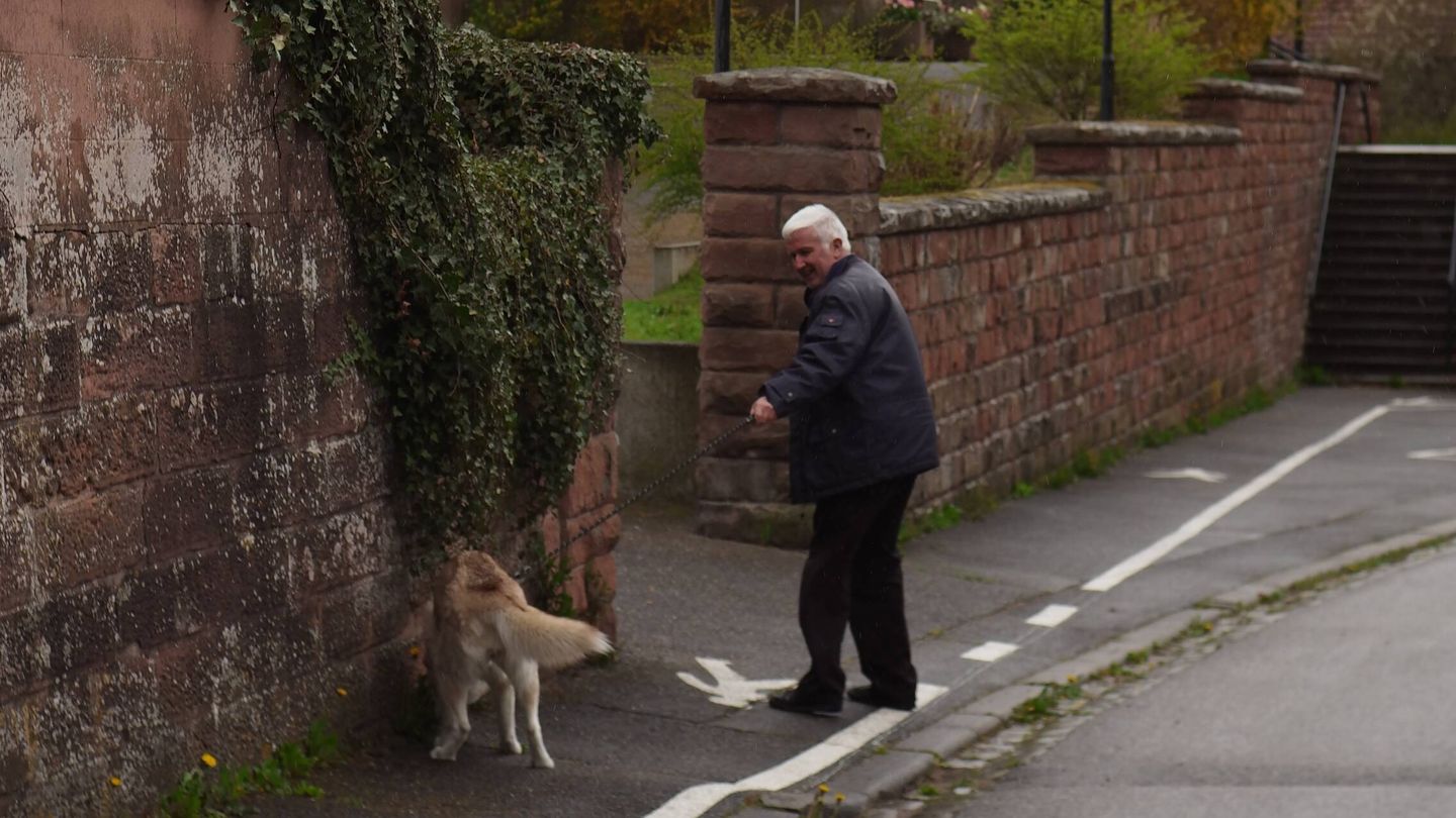 Gilles, párroco de Gundershoffen, mientras pasea junto a su perro. (Á. F. C.)