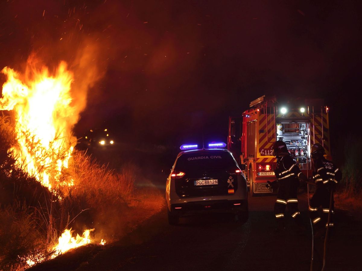 Foto:  Imagen de las llamas del incendio registrado este miércoles en el ayuntamiento de Cualedro (en Ourense) (EFE)