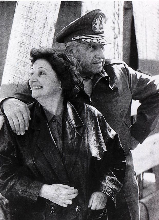 El general junto a su esposa en la década de los 80, cuando todavía mantenía contacto con su amante. (CP)