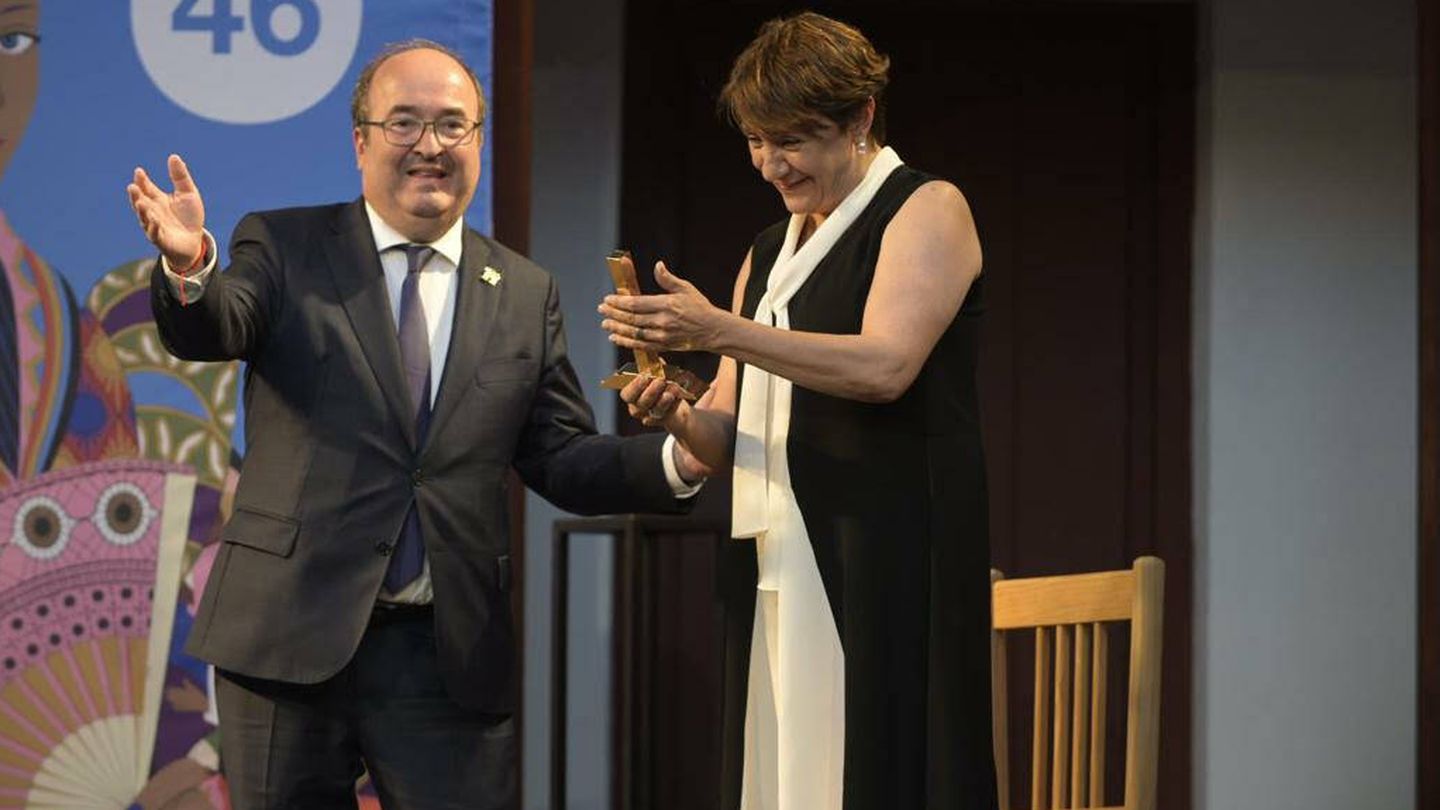 Blanca Portillo tras recibir el Premio Corral de Comedias del Festival de Almagro de manos de Miquel Iceta, ministro de Cultura. 