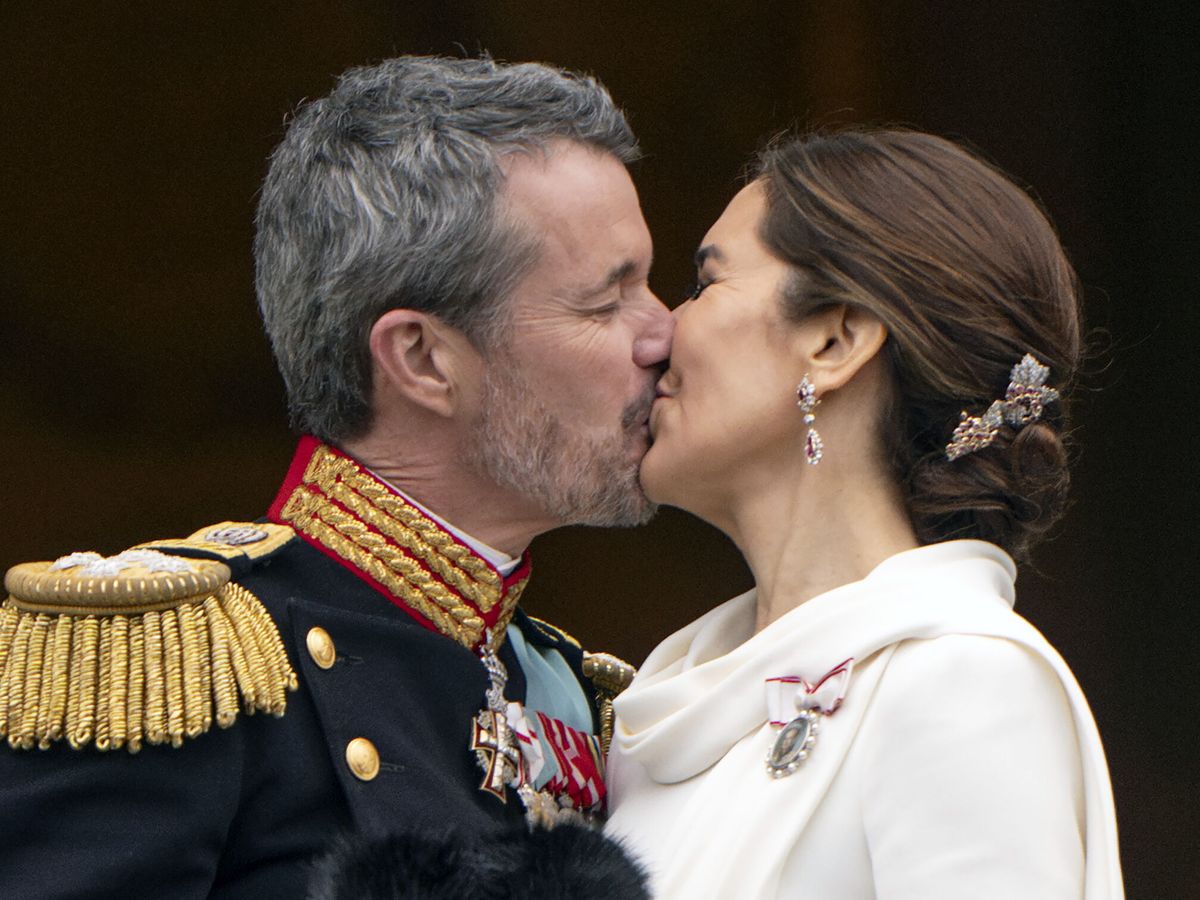 Foto: El beso entre los reyes Federico y Mary de Dinamarca. (EFE/EPA/Bo Amstrup)