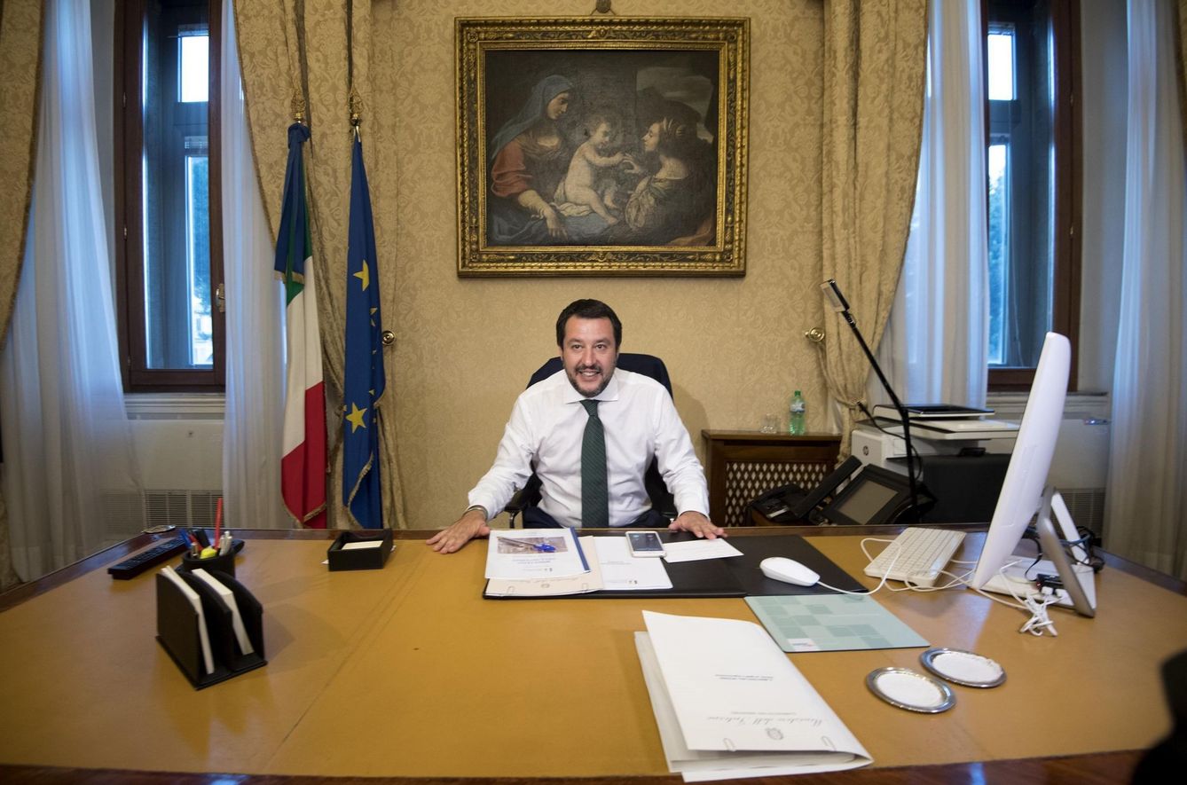 El ministro del Interior italiano y líder de la ultraderechista Liga, Matteo Salvini, posa en su despacho. (EFE)